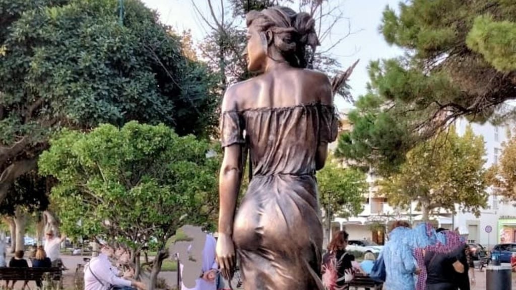 La spigolatrice sexy.  A Sapri polemiche per la statua che celebra una famosa poesia