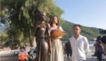 Lartista Emanuele Stifano dinanzi alla sua opera nel giorno dellinaugurazione La spigolatrice sexy. A Sapri polemiche per la statua che celebra una famosa poesia