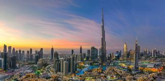 Lo skyline di Dubai con il Burj Khalifa