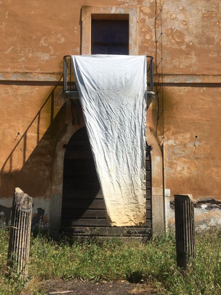 Luca Vitone, tela esposta agli agenti atmosferici a Villa Adriana, presso Palazzina Pirro Ligorio, 2019-21. Photo Giulia Floris per VILLAE