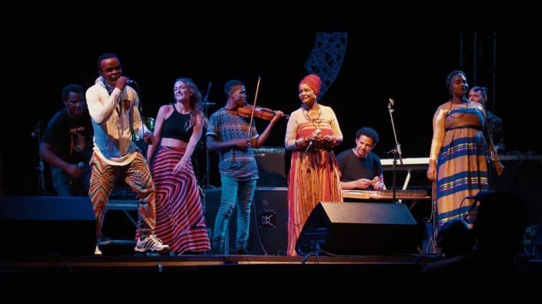 Msafiri Zawose, Tryphon Evarist, Giulietta Passera, Felician Mussa, Nima Amer Kombo, Mahsin Basalama, Pili Ameir Kombo e FiloQ sul palco dell'Ongala Music Festival, Bagamoyo, Tanzania, 2019