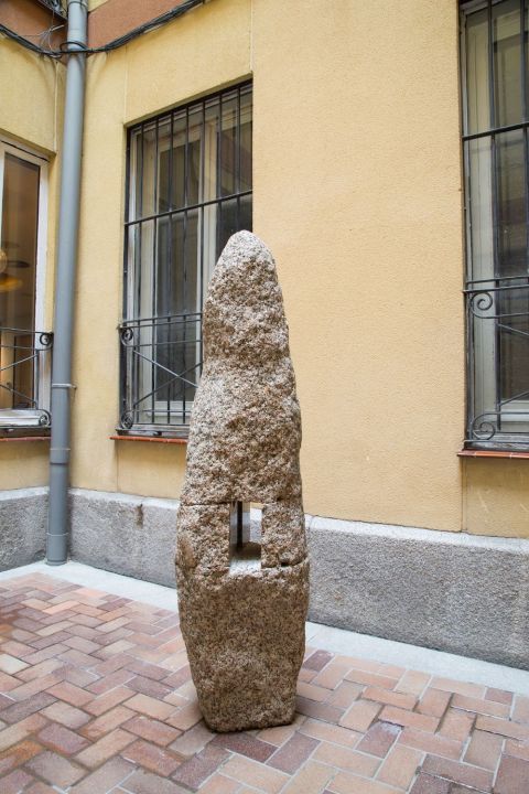 Menhir, 1996, di Manolo Paz. Galleria Max Estrella Madrid