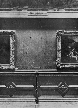 Museo del Louvre. Immagine della parete da cui manca la Monna Lisa di Leonardo da Vinci