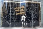 Omaggio a Ernest Cognacq e Marie Louise Jaÿ nelle vetrine della Samaritaine in rue de Rivoli a Parigi