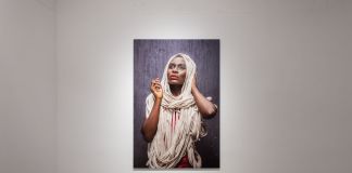 Pamela Tulizo, Lutambi Meshi, 2021, stampa fine art, 165x110 cm. Photo credit Luca Corgnali. Courtesy ArtNoble Gallery