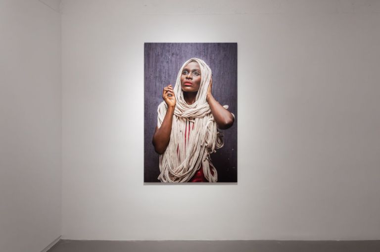 Pamela Tulizo, Lutambi Meshi, 2021, stampa fine art, 165x110 cm. Photo credit Luca Corgnali. Courtesy ArtNoble Gallery