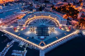 Il Crescent di Bofill. Inaugurata a Salerno la piazza sul mare più grande d’Italia