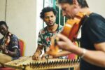 Raffaele Rebaudengo, Mahsin Basalama e Felician Mussa durante una sessione di scrittura collettiva alla DCMA, Stone Town, Zanzibar. Photo Michael Mbwambo