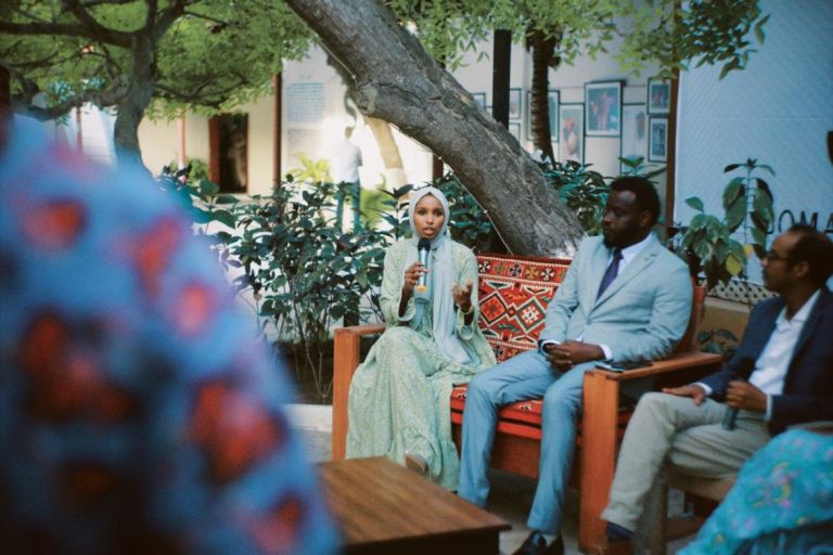 Sagal Ali, a sinistra, nel corso di un incontro presso la Somali Arts Foundation