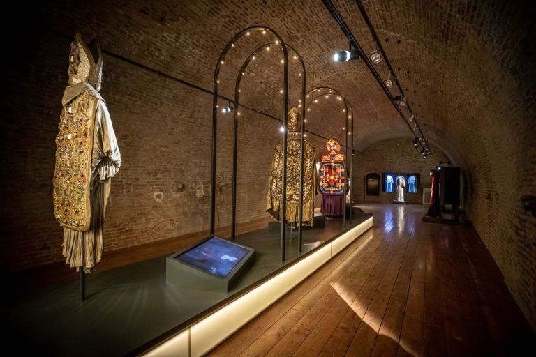 Sala dedicata agli abiti di scena, Fellini Museum, Rimini. Photo Lorenzo Burlando