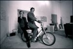Salman Ali e Alighiero Boetti sul motorino nello studio, 1975. Photo © Giorgio Colombo