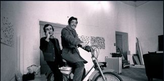Salman Ali e Alighiero Boetti sul motorino nello studio, 1975. Photo © Giorgio Colombo