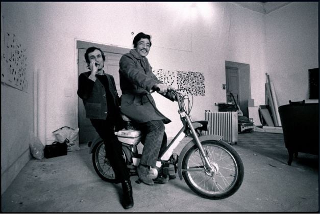 Salman Ali e Alighiero Boetti sul motorino nello studio, 1975. Photo © Giorgio Colombo