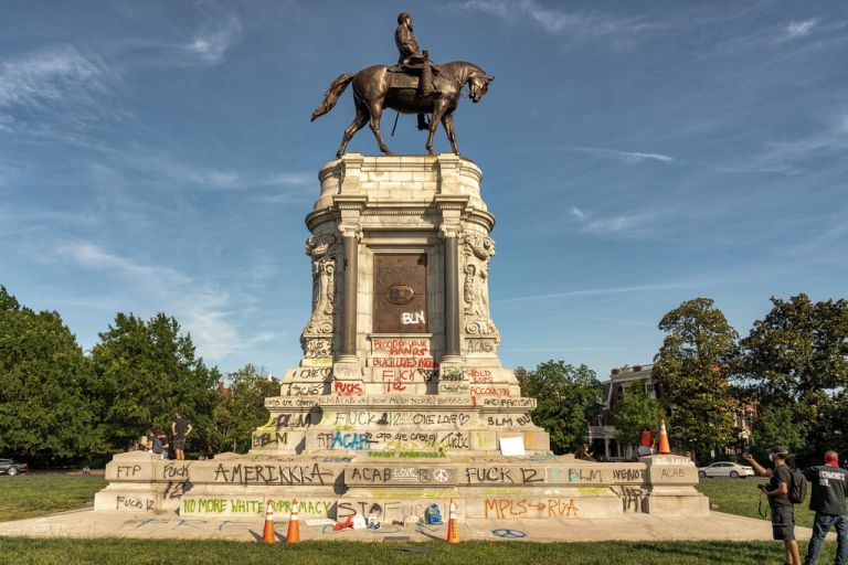 Statua del Generale Lee con plinto scritto