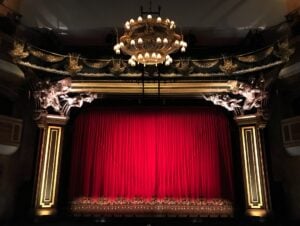 Comune di Milano mette 90 mila euro di voucher per biglietti di teatro e concerti