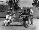 Tina Modotti, Concha Michel suona la chitarra, Messico, 1928 © Tina Modotti