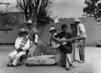 Tina Modotti, Concha Michel suona la chitarra, Messico, 1928 © Tina Modotti