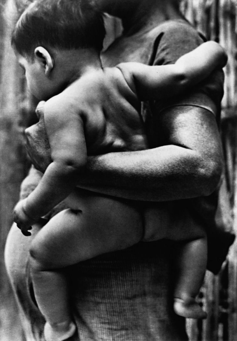 Tina Modotti, Donna incinta con bambino in braccio, Tehuantepec, 1929 © Tina Modotti