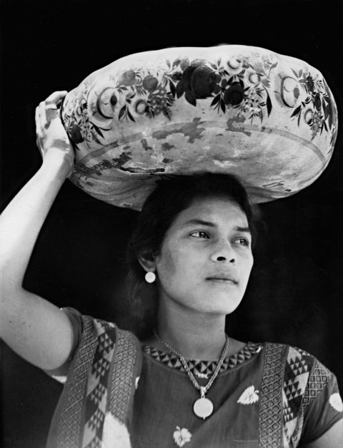 Tina Modotti, Le donne di Tehuantepec portano frutta e fiori sulla testa, dentro zucche dipinte chiamate jicapexle, 1929 © Tina Modotti