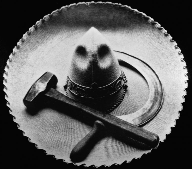 Tina Modotti, Sombrero, falce e martello, Messico, 1927 © Tina Modotti