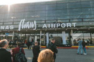 Fluxus: l’aeroporto di Kaunas cambia nome per celebrare l’eredità di George Maciunas