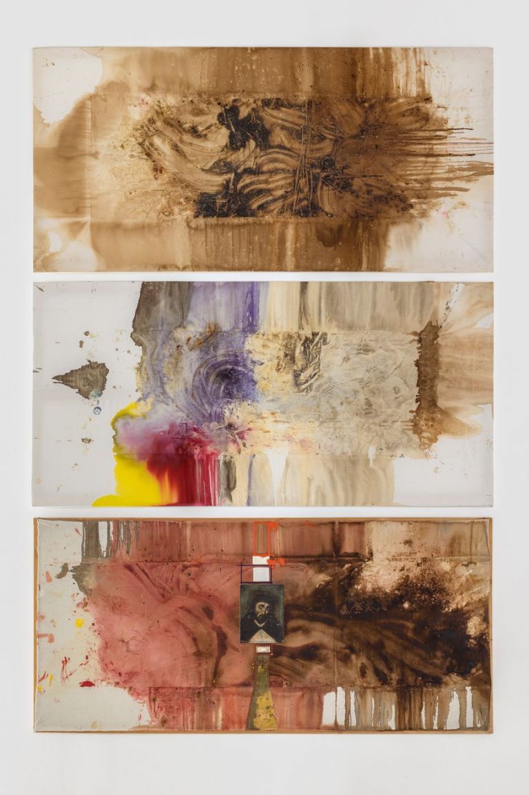 Hermann Nitsch, Relitti, 2000 - 2000 – 2001. Tecnica mista e sangue su cotone, dimensioni variabili - Courtesy Galleria Michela Rizzo e l'artista. Foto di Enrico Fiorese
