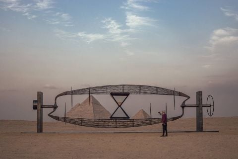 1 Monumentali installazioni di arte contemporanea al cospetto delle piramidi di Giza