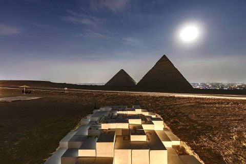 10 Monumentali installazioni di arte contemporanea al cospetto delle piramidi di Giza
