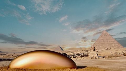 2 5 Monumentali installazioni di arte contemporanea al cospetto delle piramidi di Giza