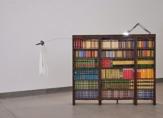 Eugenio Tibaldi, Isolation landscape 01, libreria scolpita, spada, camicia medaglie militari 320x180x40 cm, 2021. Courtesy l’artista e Associazione Culturale Dello Scompiglio. Photo Lorenzo Morandi