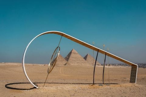 7 2 Monumentali installazioni di arte contemporanea al cospetto delle piramidi di Giza