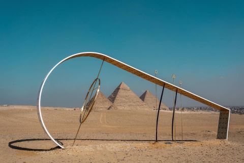 7 2 Monumentali installazioni di arte contemporanea al cospetto delle piramidi di Giza