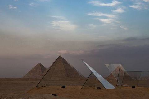 8 1 Monumentali installazioni di arte contemporanea al cospetto delle piramidi di Giza