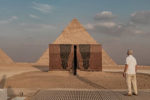 9 Monumentali installazioni di arte contemporanea al cospetto delle piramidi di Giza