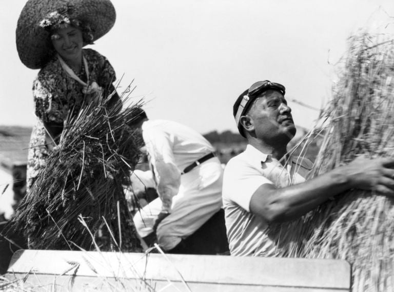 A.-Porry-Pastorel.-Mussolini-trebbia-il-grano.-Dettaglio.-Littoria-9-luglio-1934-Archivi-Farabola