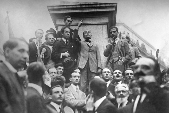 Adolfo Porry Pastorel. Benito Mussolini. Comizio in Piazza S. Elena, Roma, luglio 1920 Archivio fotografico Istituto Luce, Fondo Pastorel