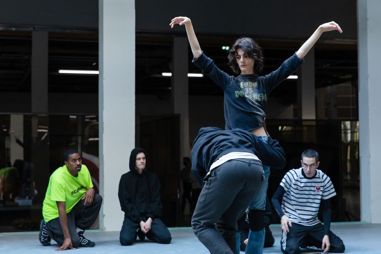 Jakob Eilinghoff, Josh Johnson, Kelvin Kilonzo, Georges Labbat, Sihana Shalaj during rehearsals for Anne Imhof, Natures Mortes, Palais de Tokyo, Paris, on 10 October, 2021. Photo Nadine Fraczkowski. Courtesy of the artist