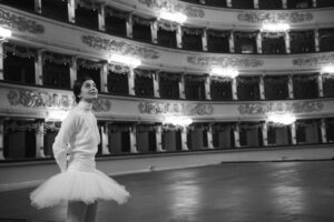 Carla Fracci: la storia della “prima ballerina assoluta” arriva su grandi e piccoli schermi