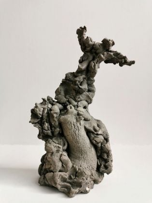 Emanuele Becheri, Stilita, 2018, terracotta, ossido di manganese, cm 27,5 x 14 x 10,5. Collezione privata