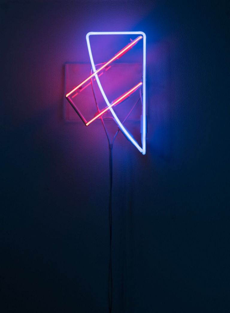 Enrique Ramirez, Foque invertido, 2018, neon, 13x20 cm
