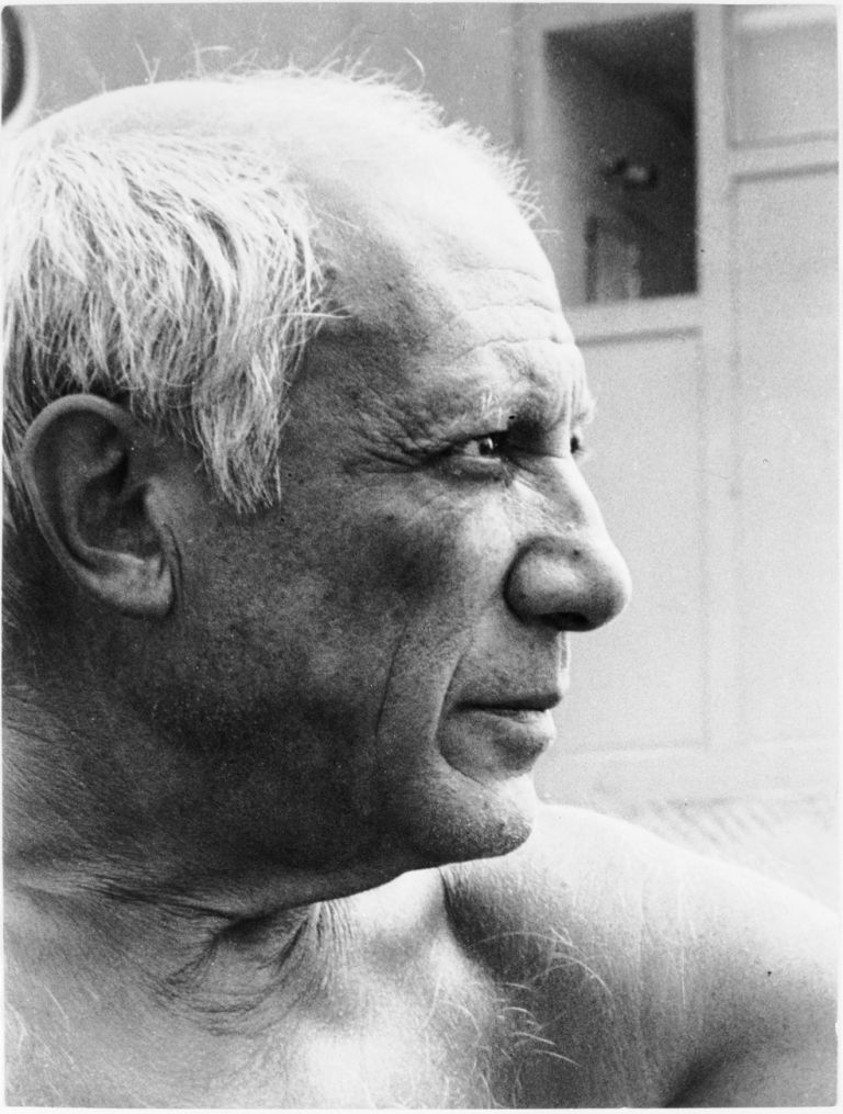 Ervin Marton, Ritratto di Pablo Picasso sulla spiaggia di GolfeJuan, 1949, stampa alla gelatina d'argento. Musée national Picasso, Parigi © Succession Picasso 2021