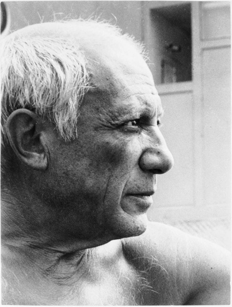 Ervin Marton, Ritratto di Pablo Picasso sulla spiaggia di GolfeJuan, 1949, stampa alla gelatina d'argento. Musée national Picasso, Parigi © Succession Picasso 2021