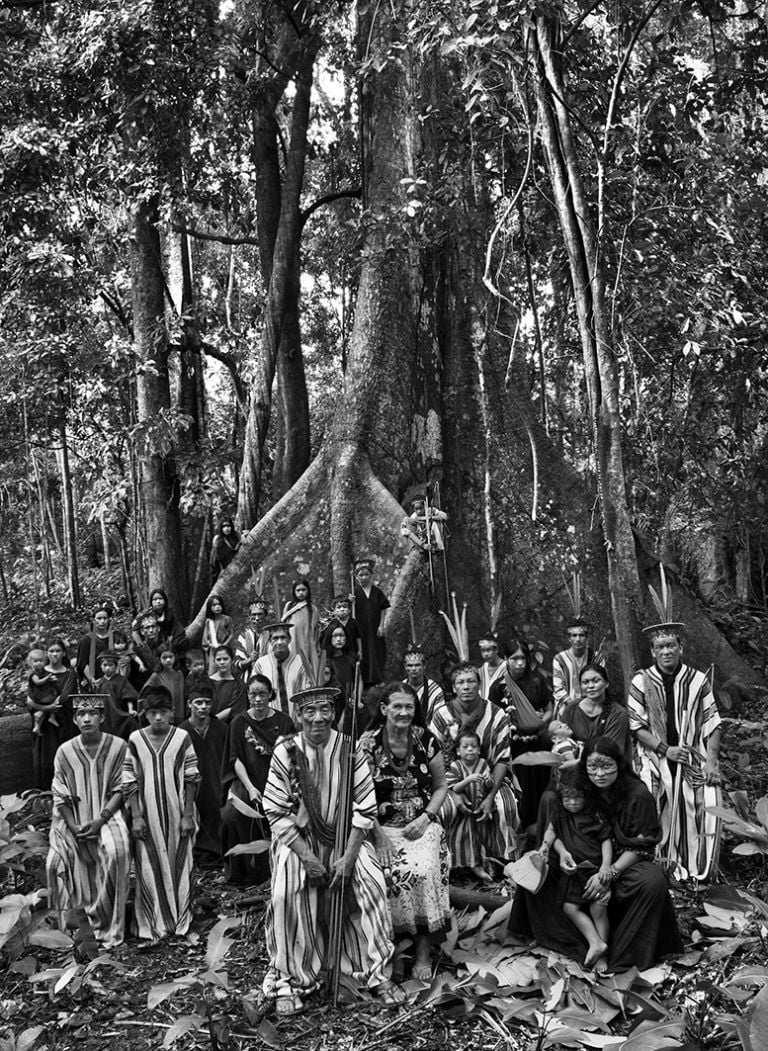 Famiglia Ashaninka. Stato di Acre Brasile 2016 © Sebastiao Salgado Contrasto Perché è importante tornare a osservare le fotografie di Sebastião Salgado