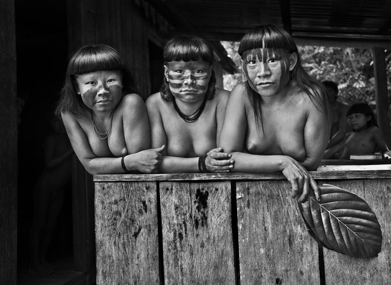 Giovani donne Suruwaha. Stato di Amazonas Brasilel 2017 © Sebastiao Salgado Contrasto Perché è importante tornare a osservare le fotografie di Sebastião Salgado