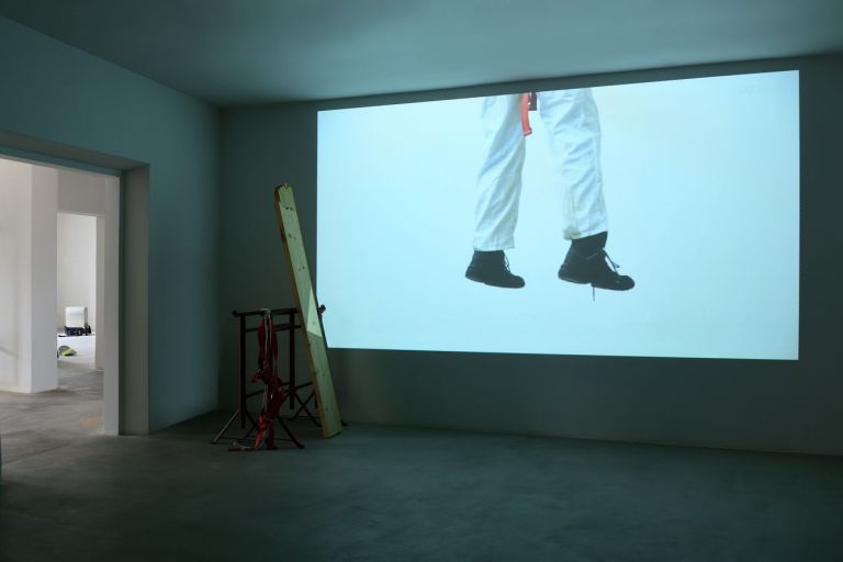 Giovanni Termini, Accade in un minuto, 2017, video 1’, calavalletti in ferro e legno. Installation view at Palazzo Fabroni, Pistoia 2021. Photo © Michele Sereni