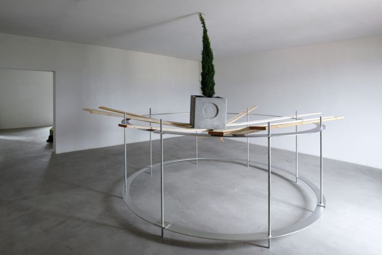 Giovanni Termini, Circoscritta, 2016, ferro zincato, legno, cemento e cipresso, cm 400x300x300. Installation view at Palazzo Fabroni, Pistoia 2021. Photo © Michele Sereni