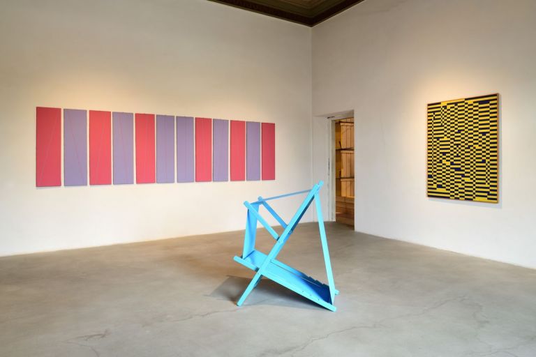 Giovanni Termini, Ipotesi, 2018, legno verniciato e nylon, cm 115x100x60. Installation view at Palazzo Fabroni, Pistoia 2021. Photo © Michele Sereni