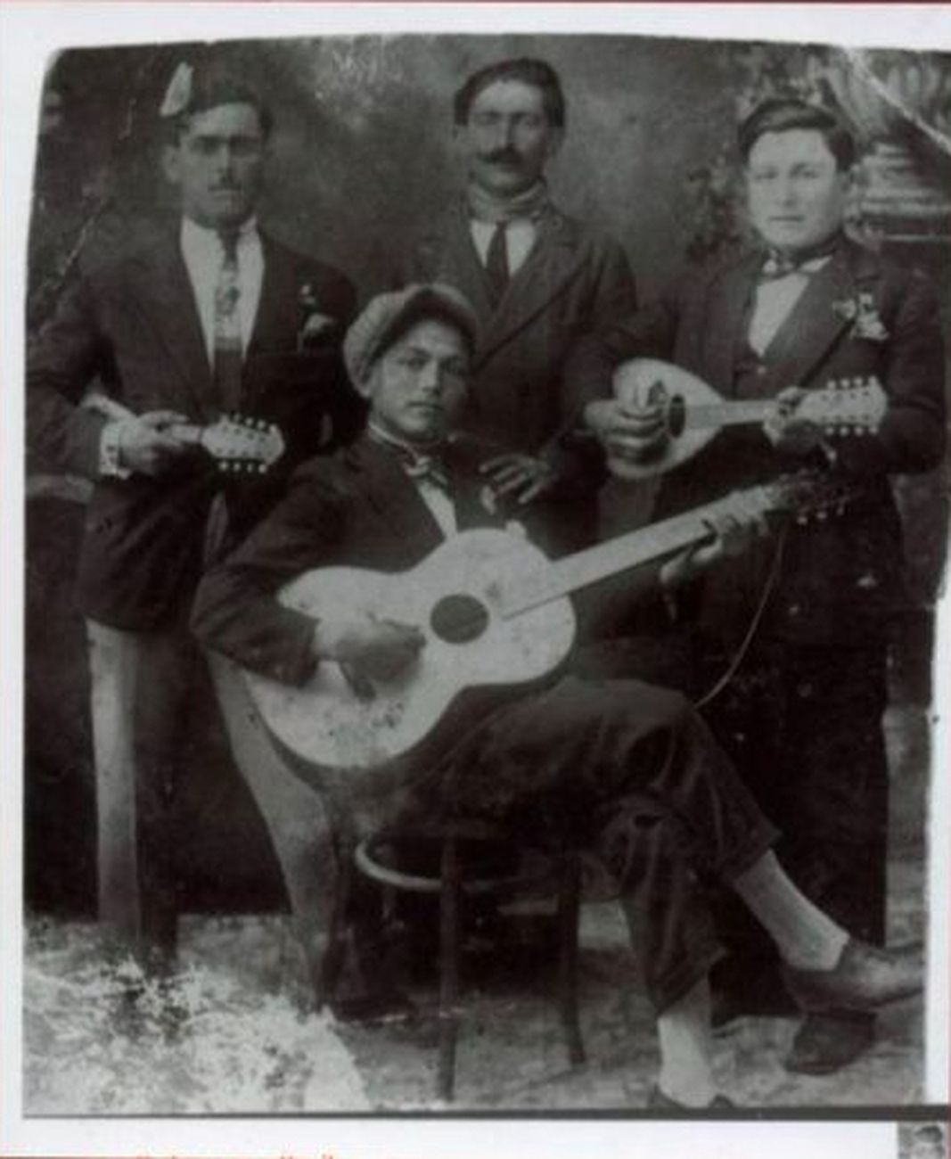 Gruppo di musicisti con Paolo Rabito, fratello di Vincenzo, seduto al centro. Archivio Salvina Rabito
