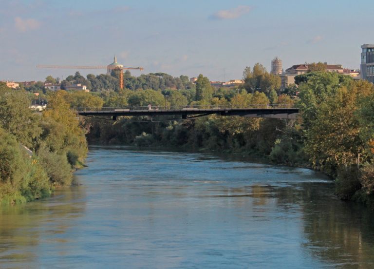 Il Ponte della Scienza, sullo sfondo San Paolo Fuori le Mura (foto ArchiDiAP)