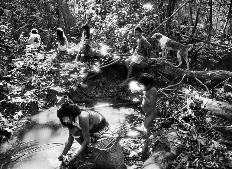 Indigeni Marubo. Stato di Amazonas Brasile 1998 © Sebastiao Salgado Contrasto Perché è importante tornare a osservare le fotografie di Sebastião Salgado